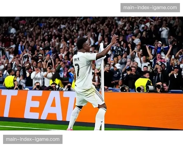 关键瞬间：VAR长时间介入，判定皇马进球前巴尔韦德是否犯规抢断。