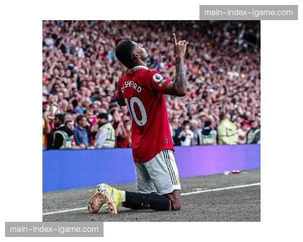 特写瞬间：罚失点球后，拉什福德独自面向看台鼓掌致歉