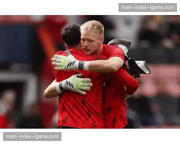 特写瞬间:点球决胜前,拉亚与拉姆斯代尔的低声交流 特写瞬间:点球决胜前,拉亚与拉姆斯代尔的低声交流